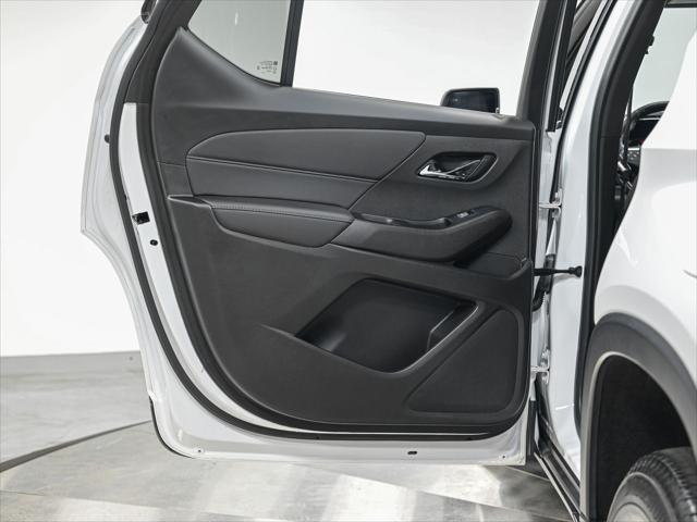 Photo of 2022 Summit White Chevrolet Traverse