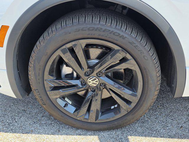 Photo of 2024 OPAL WHT PEARL Volkswagen Tiguan