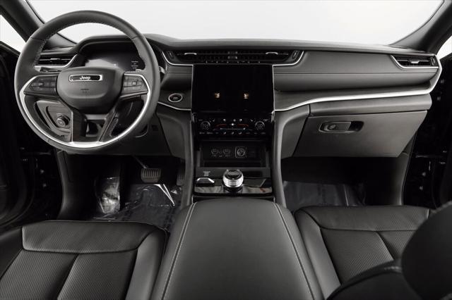 Photo of 2024 Diamond Black Crystal Pearlcoat Jeep Grand Cherokee