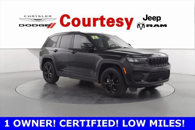 Photo of 2023 Diamond Black Crystal Pearlcoat Jeep Grand Cherokee