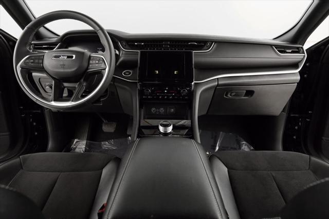 Photo of 2023 Diamond Black Crystal Pearlcoat Jeep Grand Cherokee
