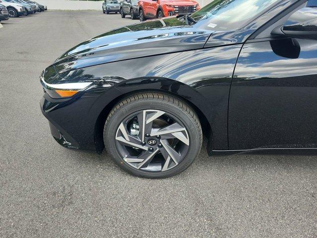 Photo of 2025 Black Hyundai ELANTRA