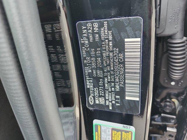 Photo of 2025 Black Hyundai ELANTRA