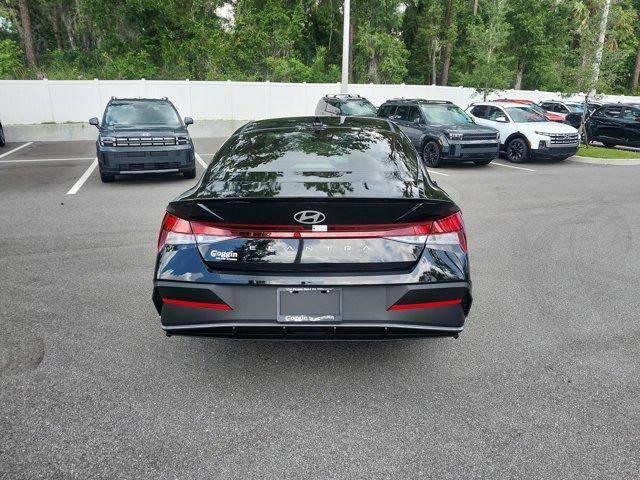 Photo of 2025 Black Hyundai ELANTRA