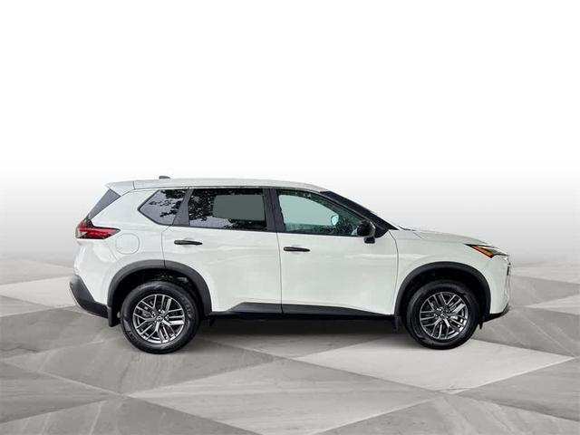 Photo of 2023 Glacier White Nissan Rogue