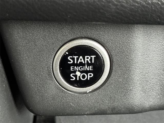 Photo of 2023 Glacier White Nissan Rogue