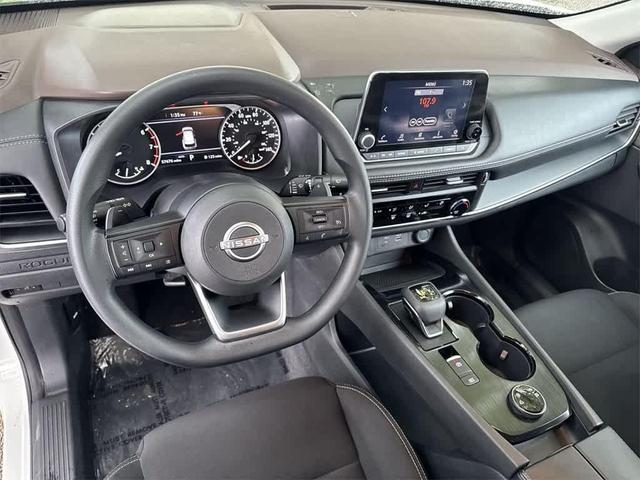 Photo of 2023 Glacier White Nissan Rogue