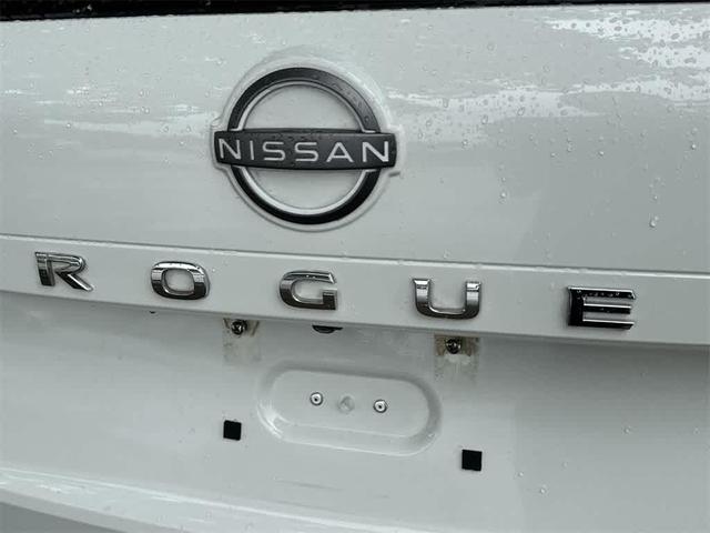 Photo of 2023 Glacier White Nissan Rogue