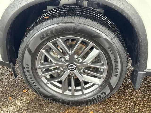Photo of 2023 Glacier White Nissan Rogue