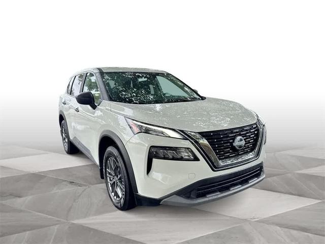 Photo of 2023 Glacier White Nissan Rogue