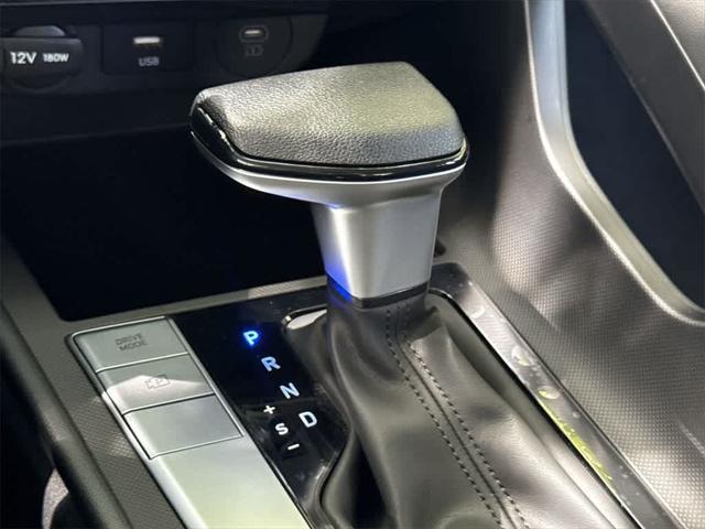 Photo of 2025 White Hyundai ELANTRA