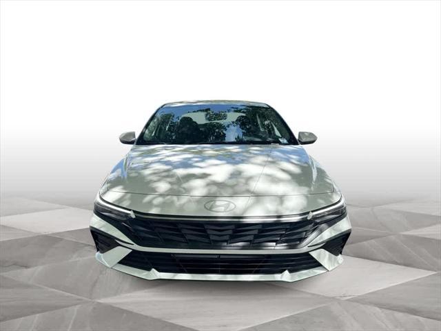 Photo of 2025 White Hyundai ELANTRA