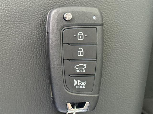 Photo of 2025 White Hyundai ELANTRA