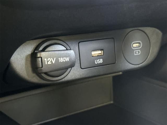 Photo of 2025 White Hyundai ELANTRA