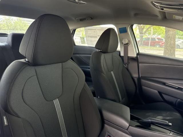 Photo of 2025 White Hyundai ELANTRA