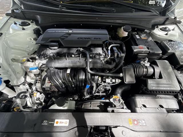 Photo of 2025 White Hyundai ELANTRA