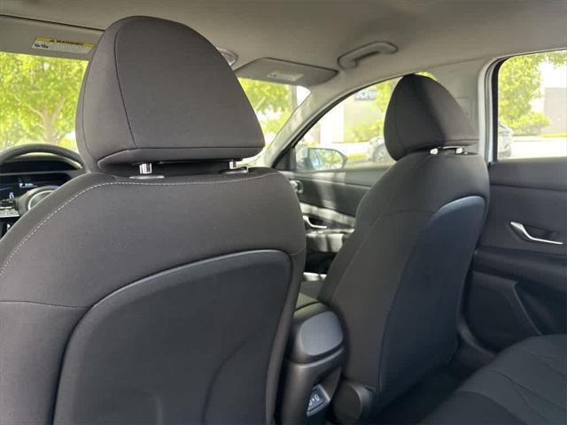 Photo of 2025 White Hyundai ELANTRA
