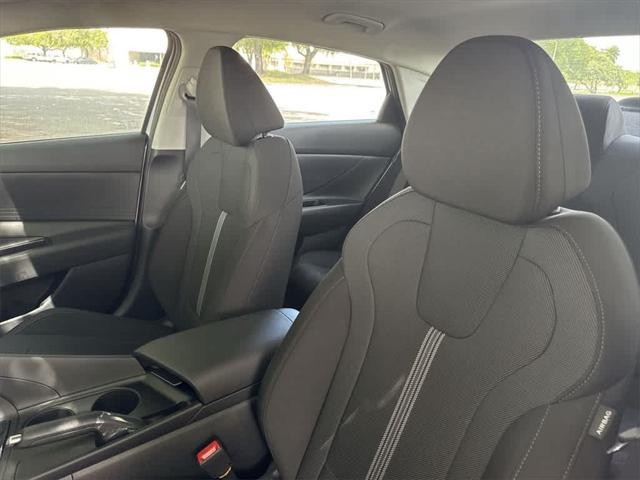 Photo of 2025 White Hyundai ELANTRA