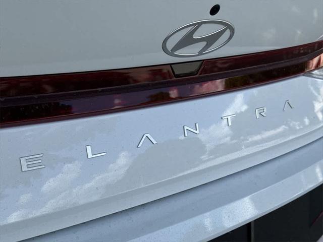 Photo of 2025 White Hyundai ELANTRA