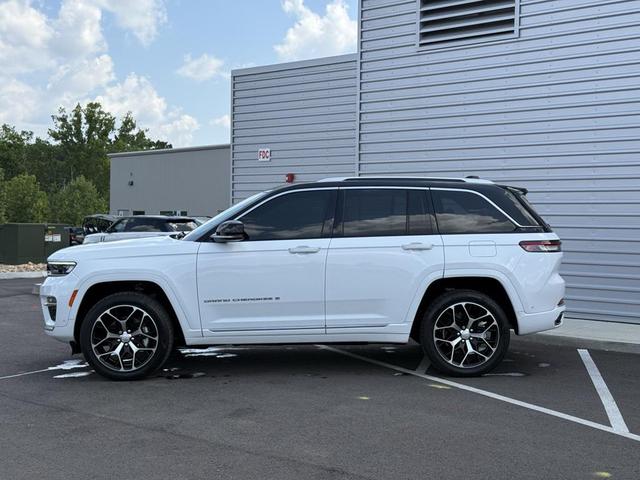 Photo of 2022 Bright White Clearcoat Jeep Grand Cherokee