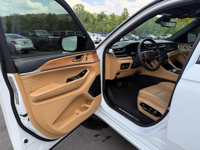 Photo of 2022 Bright White Clearcoat Jeep Grand Cherokee