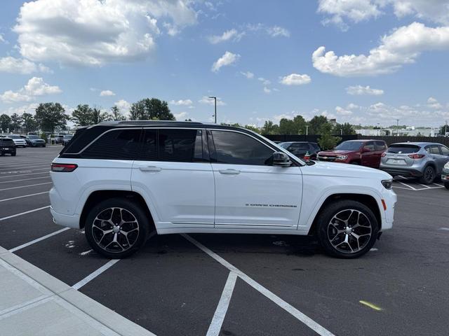 Photo of 2022 Bright White Clearcoat Jeep Grand Cherokee