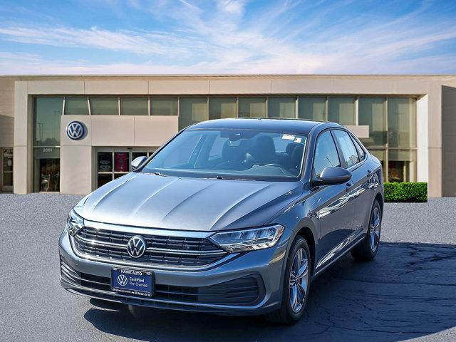 Photo of 2022 Platinum Gray Metallic Volkswagen Jetta