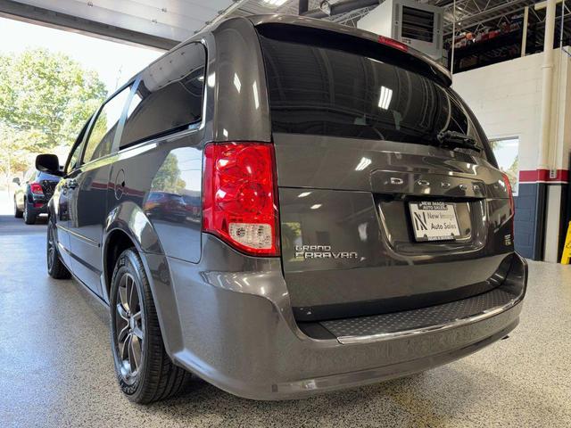 Photo of 2017 Gray Dodge Grand Caravan