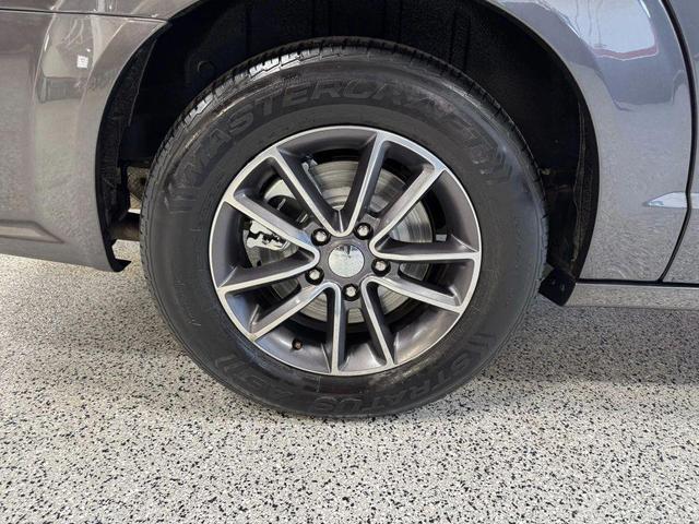 Photo of 2017 Gray Dodge Grand Caravan