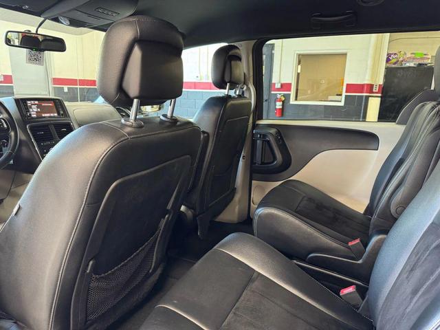 Photo of 2017 Gray Dodge Grand Caravan