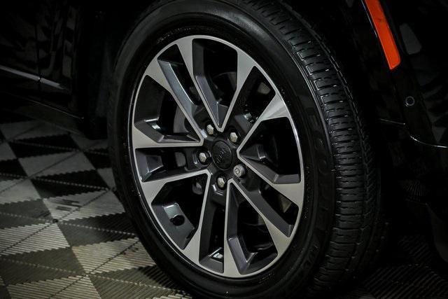 Photo of 2023 Diamond Black Crystal Pearlcoat Jeep Grand Cherokee 4xe