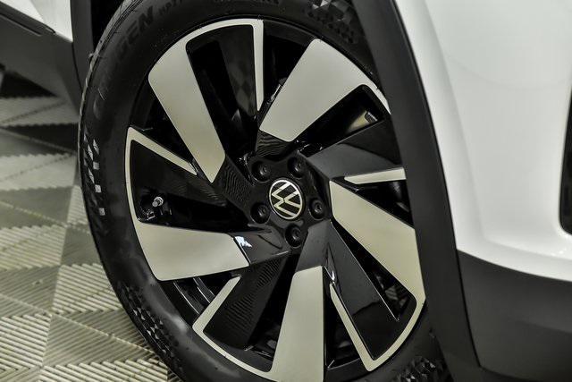 Photo of 2025 Pure White Volkswagen Atlas Cross Sport