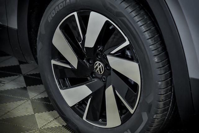Photo of 2025 Silver Mist Metallic Volkswagen Atlas Cross Sport