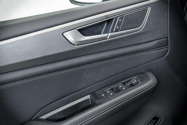 Photo of 2025 Silver Mist Metallic Volkswagen Atlas Cross Sport