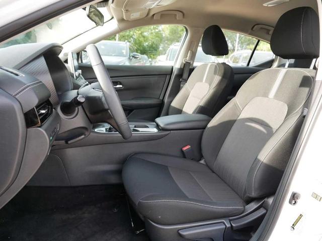Photo of 2022 Cloud White Nissan Sentra