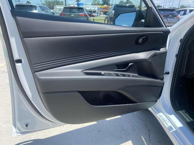 Photo of 2025 White Hyundai ELANTRA HEV