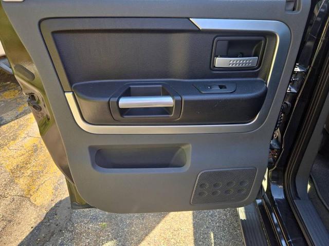 Photo of 2007 Brilliant Black Mitsubishi Raider
