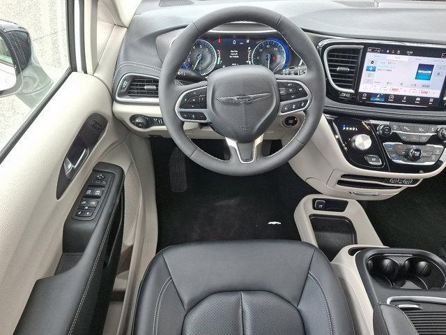 Photo of 2024 Bright White Clearcoat Chrysler Pacifica