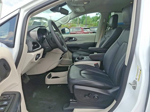 Photo of 2024 Bright White Clearcoat Chrysler Pacifica