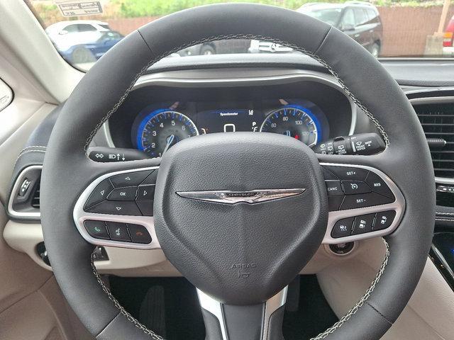 Photo of 2024 Bright White Clearcoat Chrysler Pacifica