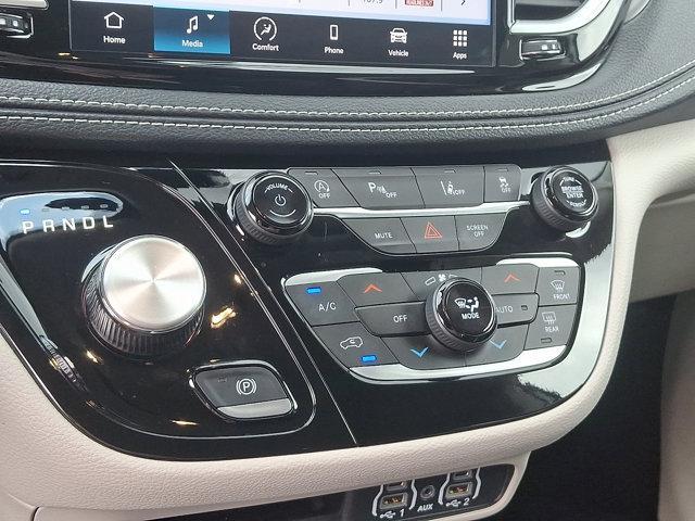 Photo of 2024 Bright White Clearcoat Chrysler Pacifica