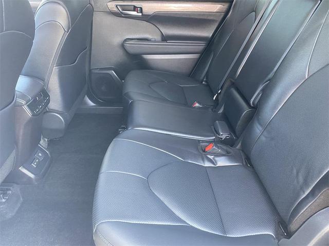 Photo of 2024 Moon Dust Toyota Highlander