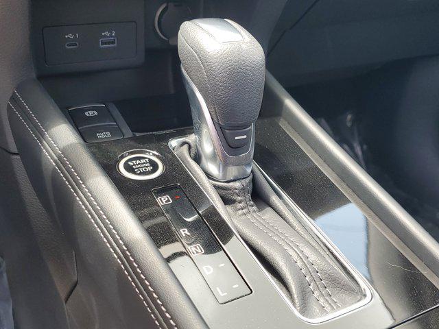 Photo of 2024 Aspen White Tricoat/Super Black Nissan Kicks
