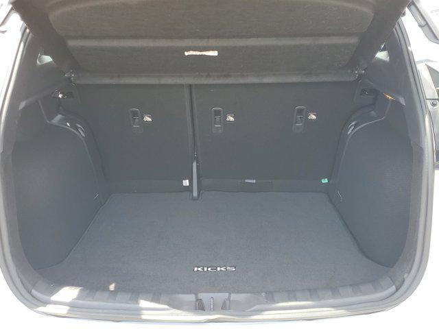 Photo of 2024 Aspen White Tricoat/Super Black Nissan Kicks