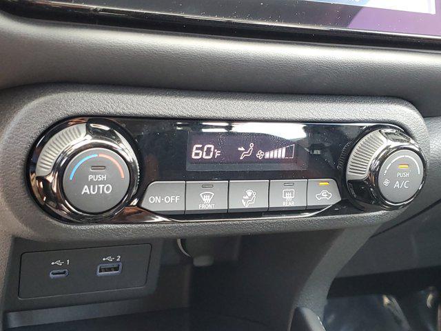 Photo of 2024 Aspen White Tricoat/Super Black Nissan Kicks