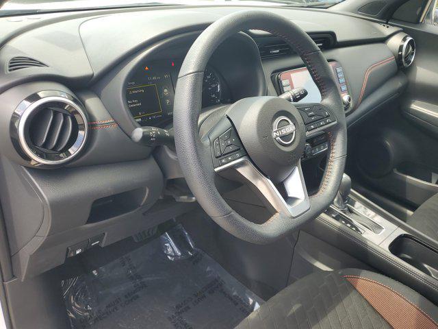 Photo of 2024 Aspen White Tricoat/Super Black Nissan Kicks