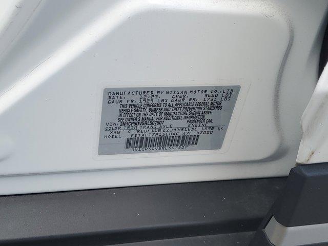 Photo of 2024 Aspen White Tricoat/Super Black Nissan Kicks