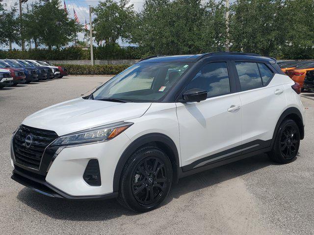 Photo of 2024 Aspen White Tricoat/Super Black Nissan Kicks
