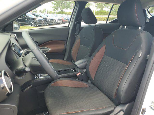 Photo of 2024 Aspen White Tricoat/Super Black Nissan Kicks