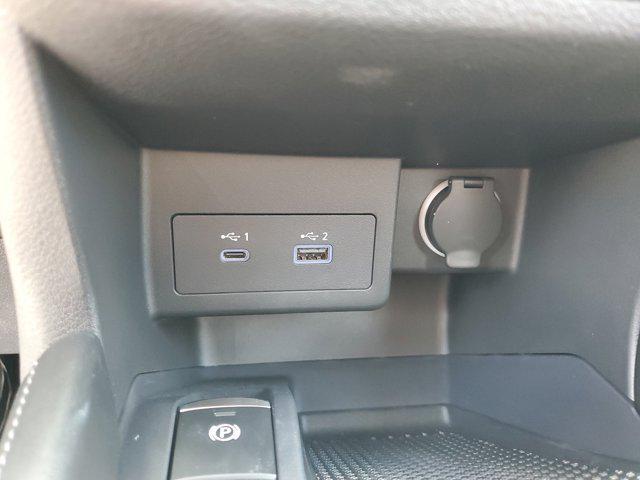 Photo of 2024 Aspen White Tricoat/Super Black Nissan Kicks